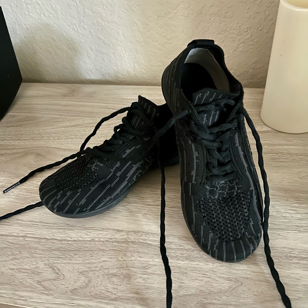Rebel revolt blackout cheer shoe sz youth 2
